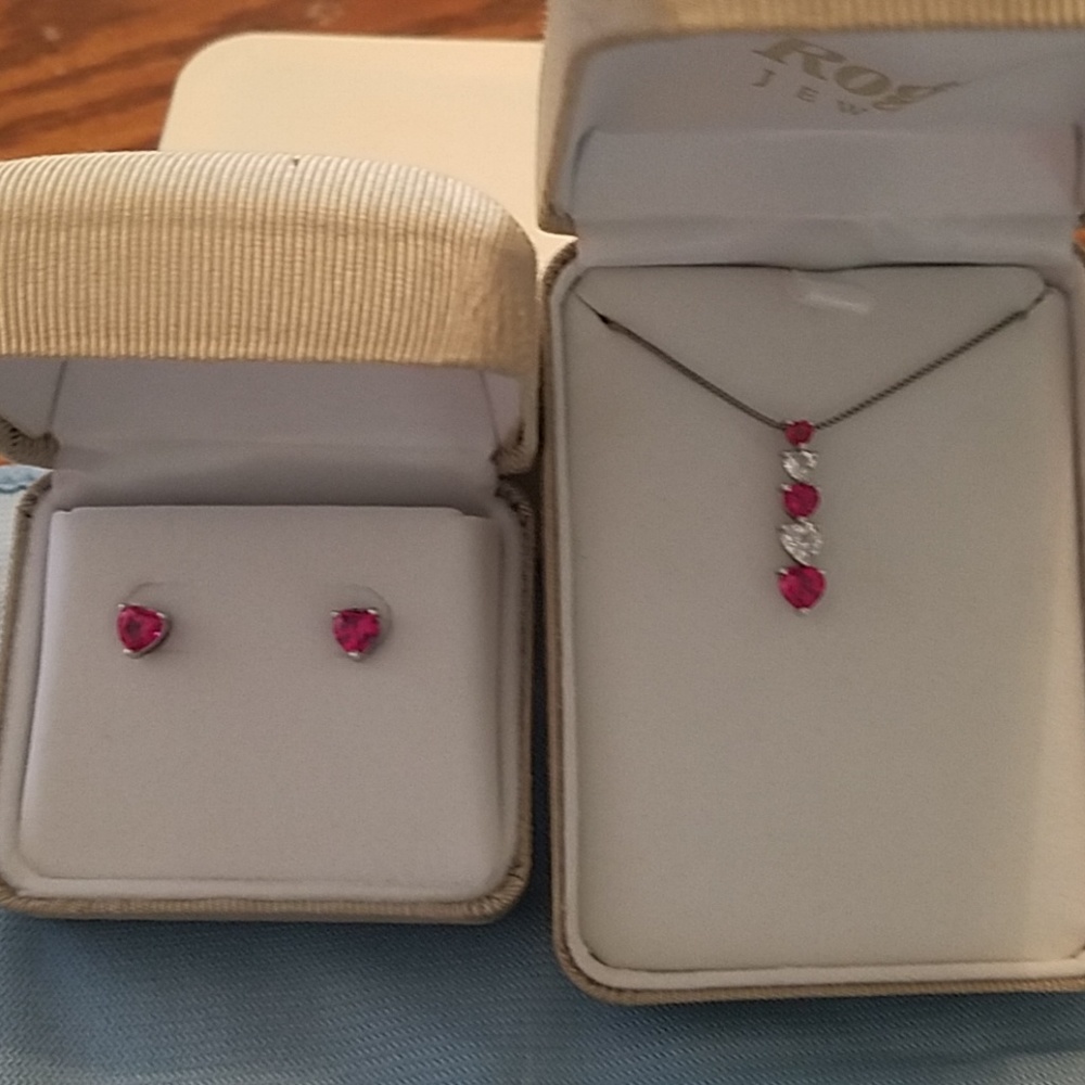 Jewelry set.